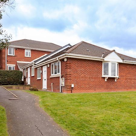 Pinfold Court Apartments Knowsley Bagian luar foto