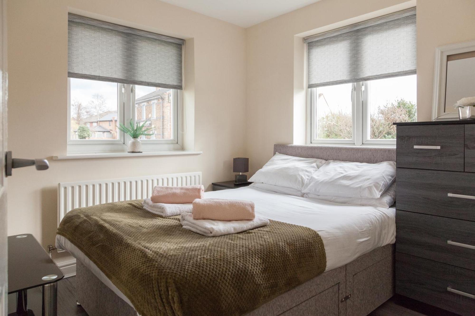 Pinfold Court Apartments Knowsley Bagian luar foto