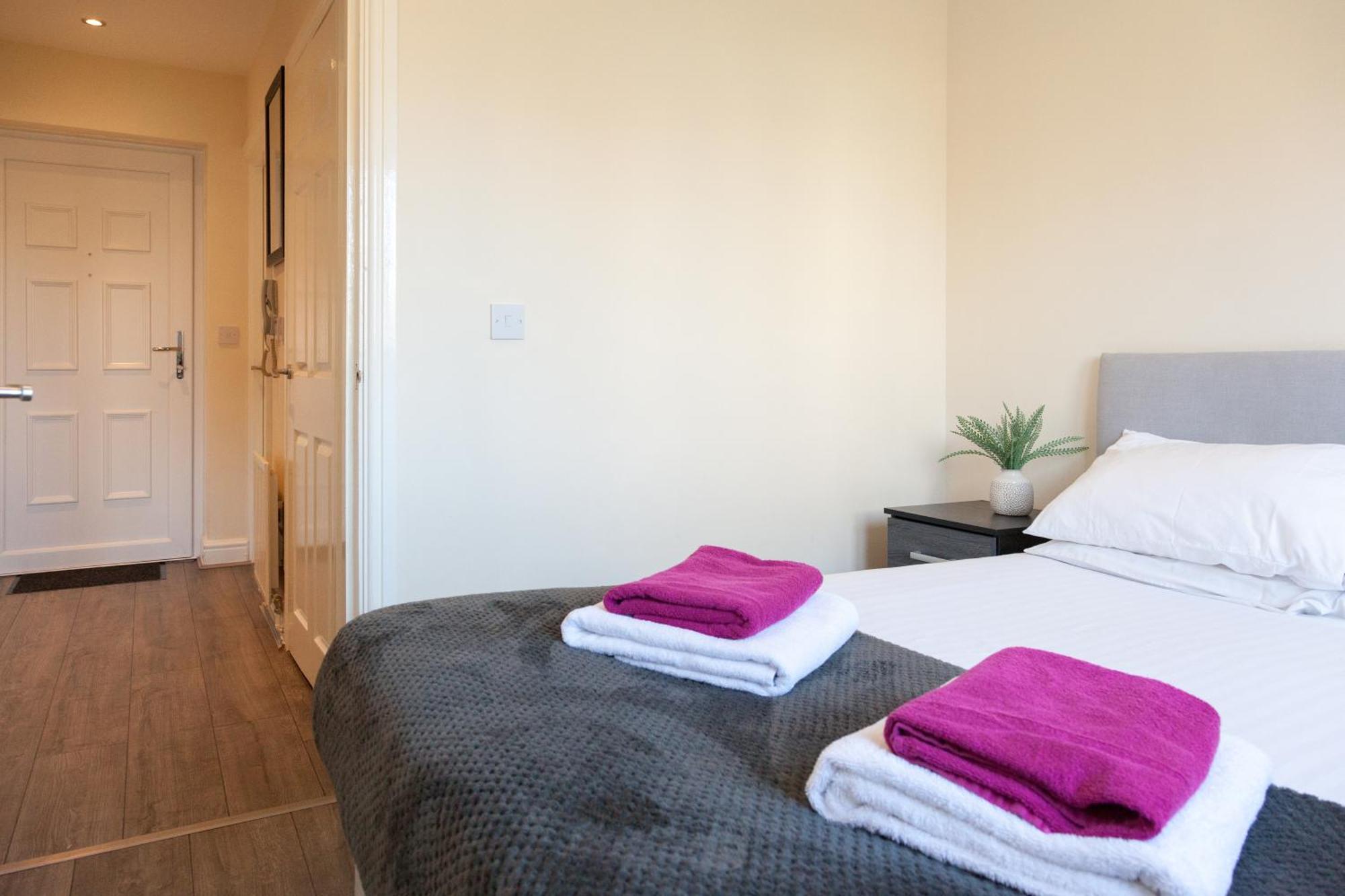 Pinfold Court Apartments Knowsley Bagian luar foto
